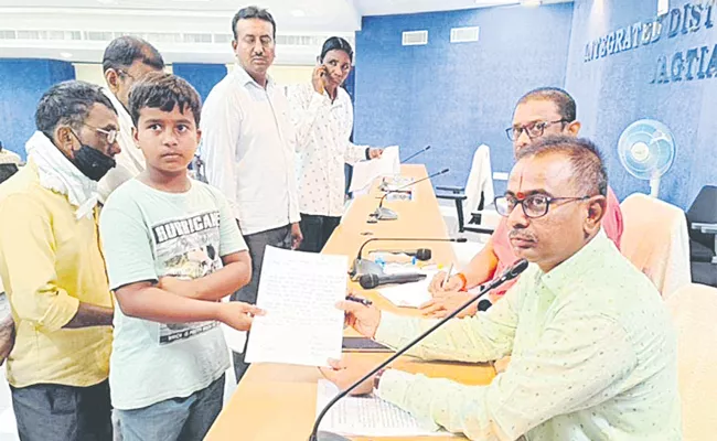 Students Complaints Officers Over No Faclilties In School Jagtial - Sakshi