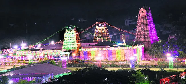 విద్యుద్దీప కాంతుల మధ్య ఒంటిమిట్ట  కోదండ రామాలయం  - Sakshi