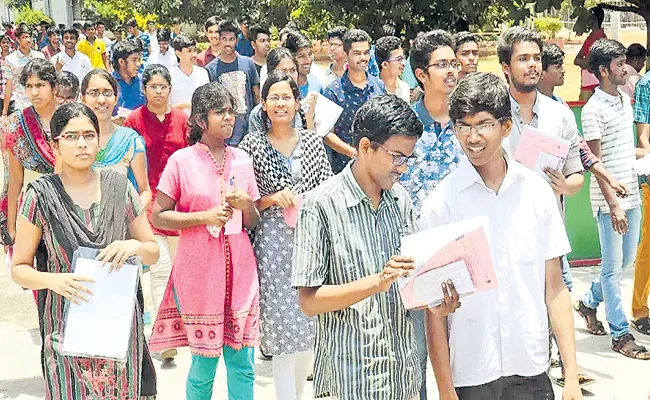Above 9 lakh people for second session of JEE Main - Sakshi