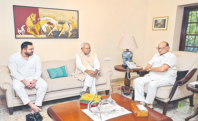 Nitish Kumar, Tejashwi Yadav meet Uddhav Thackeray in Mumbai - Sakshi
