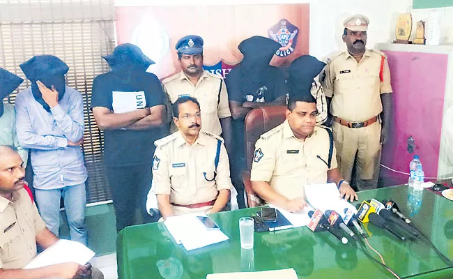 Five accused arrested in murder case - Sakshi