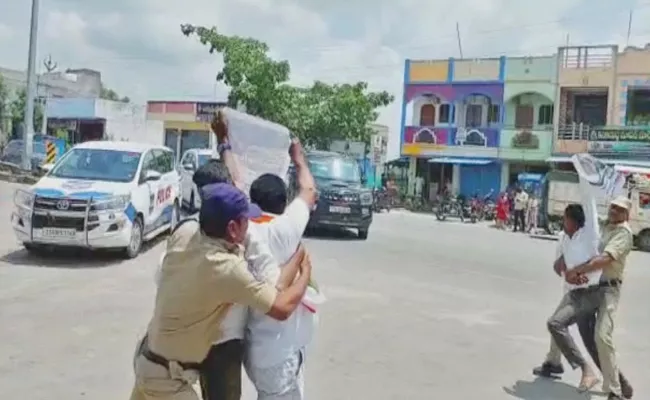 Congress Activists Protest Attempt To Stop  KTR Convoy In Sircilla - Sakshi