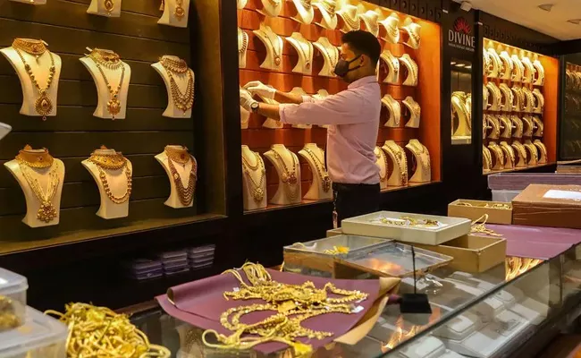 jewellers getting more inquiries for gold after rbi withdraws rs 2000 notes - Sakshi