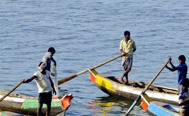 Boat Capsizes In Godavari Two Missing - Sakshi