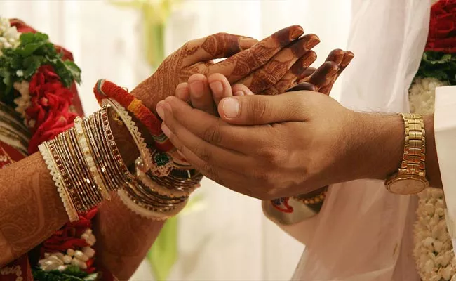 Bridegroom Ran Away At Time Of Marriage Due To Dowry At Sangareddy - Sakshi