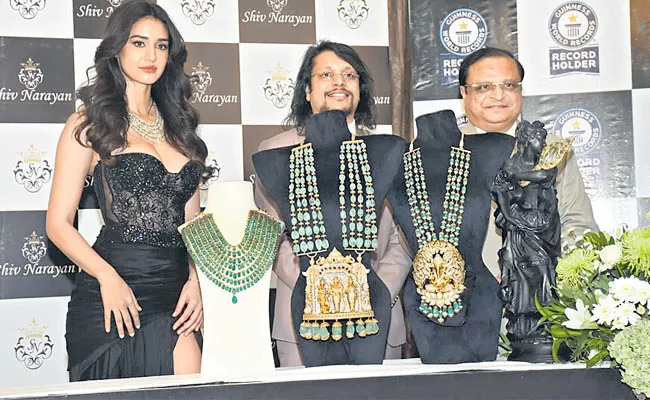 8 Guinness records for jewelery designed by the jewelery company - Sakshi