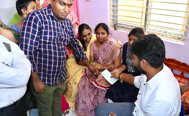 Compensation To Family Of Nageswara Rao Died After Falling Into Drain - Sakshi
