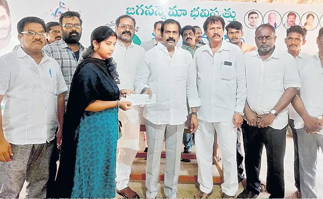 Release 5 lakhs from the Chief Ministers Relief Fund to kapu family - Sakshi