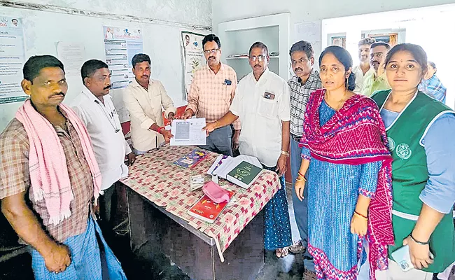 Distribution of Koulu cards to tenant farmers Andhra Pradesh - Sakshi