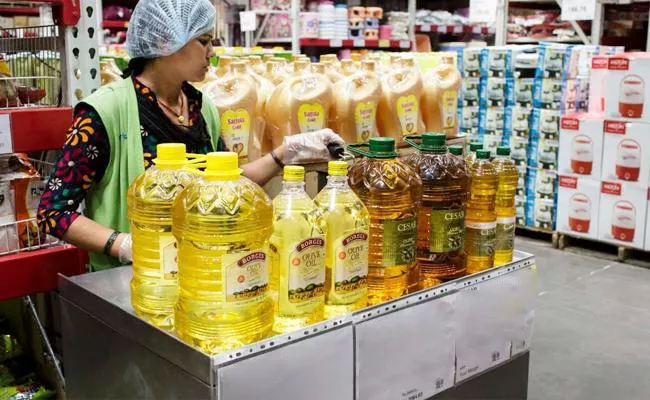 Centre Asks Industry To Cut Edible Oil Mrp By Rs 8-12 Edible Oils - Sakshi