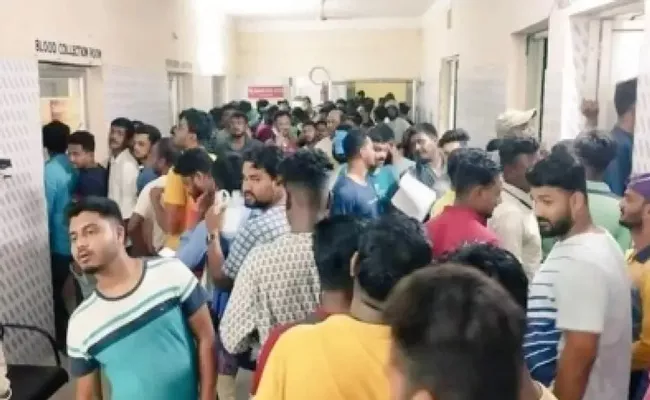 Odisha train tragedy: Hundreds of local youths line up in hospitals to donate blood - Sakshi