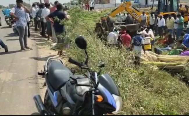 Tractor Overturns in Guntur District Six killed - Sakshi