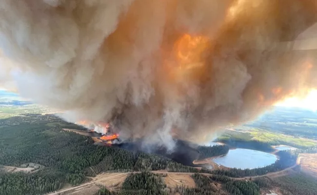 Canada Wildfires Effects Darkens Skies Across Northern America - Sakshi