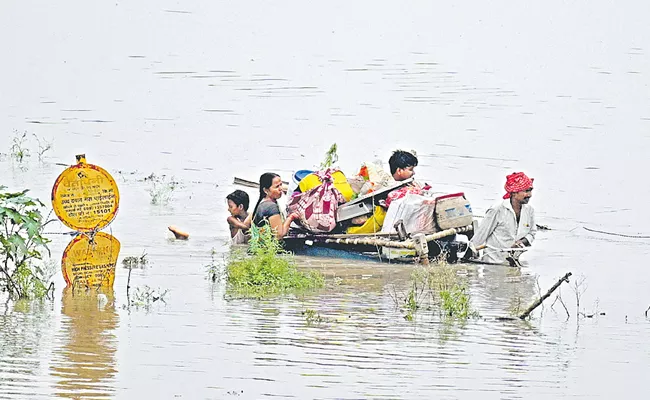 Flood waters in Delhi are at dangerous levels - Sakshi