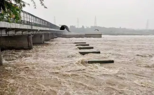 Flood Fear Delhi Yamuna crosses 207 Metre Mark Highest in 10 Years - Sakshi