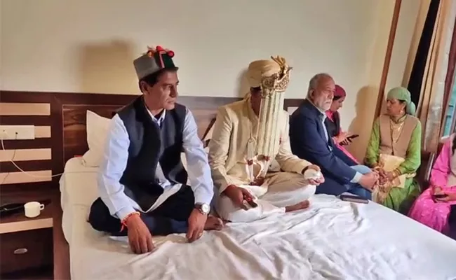 Himachal Pradesh Couple Wedding In Online Wedding Over Heavy Rains - Sakshi