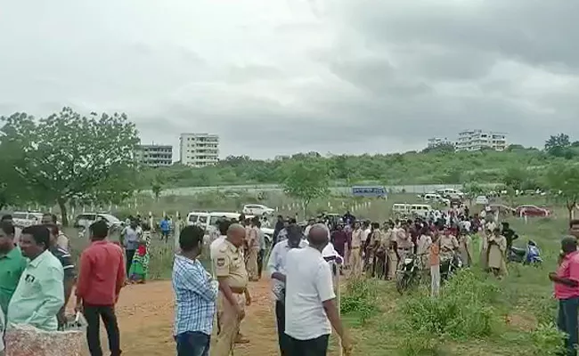 Public Protest Against Govt Officials In Bhoodan Lands At Khammam - Sakshi
