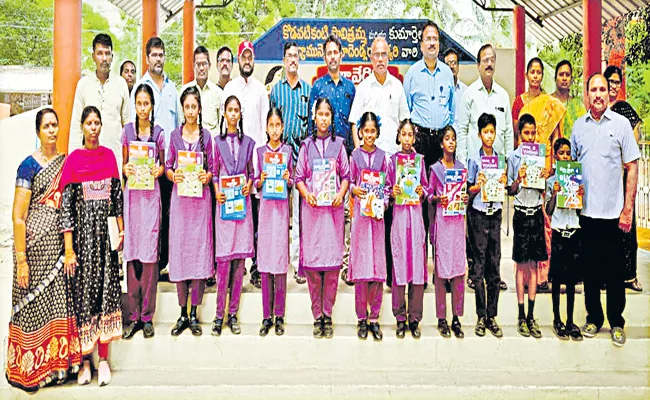 Andhra Pradesh Govt Created Record In distribution of books students - Sakshi