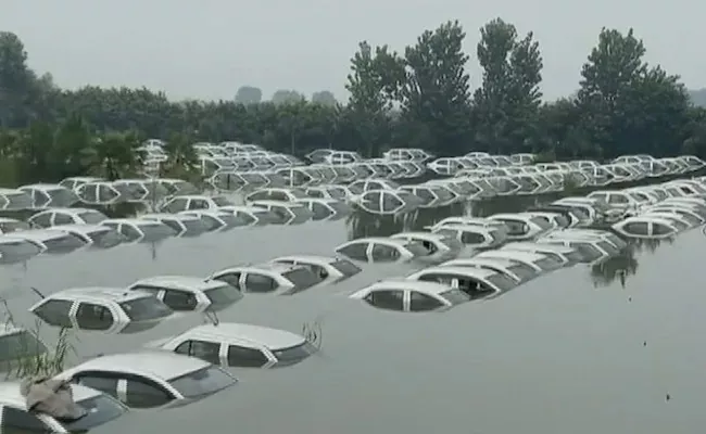 Video: Over 200 Cars Submerged In Greater Noida As Hindon Overflows - Sakshi