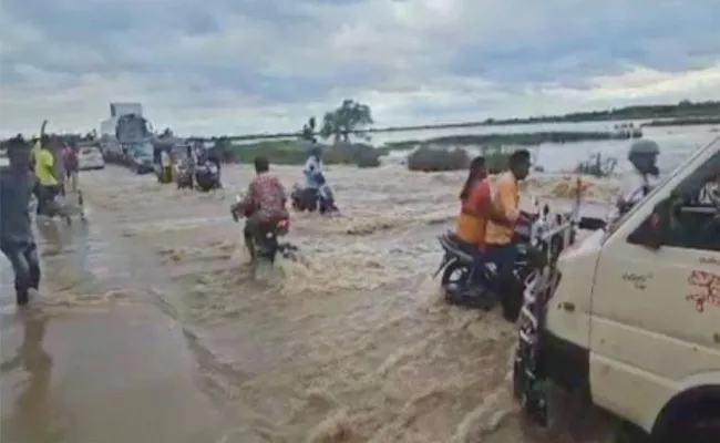 Vijayawada Hyderabad National Highway Flooded With Munneru water - Sakshi