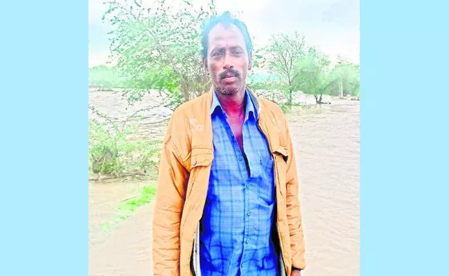  Tractor Drowned Farmer Survived By Swimming - Sakshi