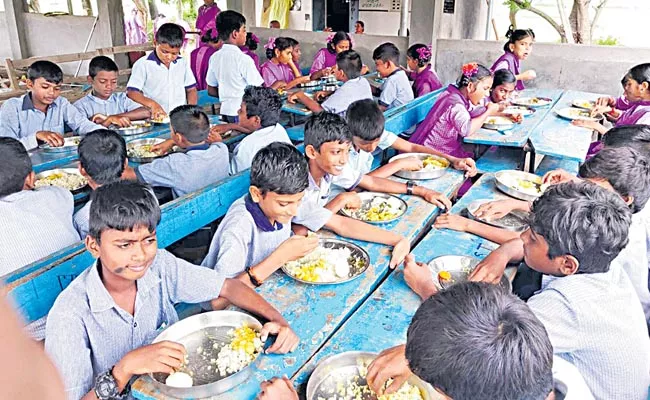 Implementation of midday meal in more than 44 thousand govt schools - Sakshi