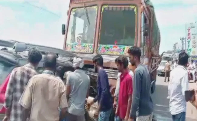 Car Collided With Lorry In Srikalahasti Road Accident - Sakshi