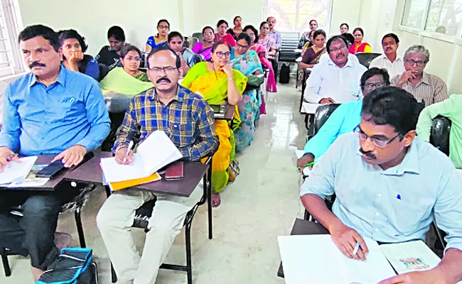 Skill training of teachers on language in Visakha district - Sakshi