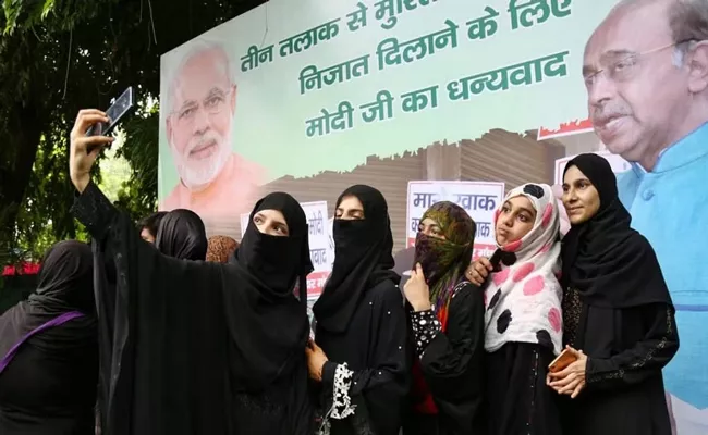 PM Modi asks NDA MPs to reach out to Muslim women - Sakshi