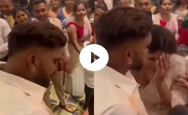 Wanindu Hasaranga Breaks Down In Tears At His Sisters Wedding - Sakshi