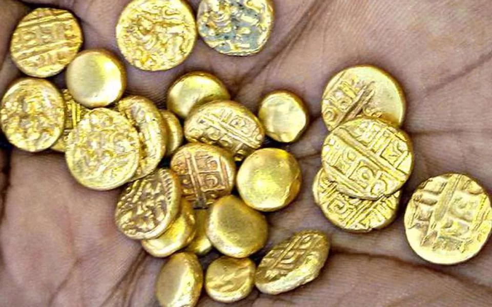 240 British Era Gold Coins Found By Labours At Site In Gujarat - Sakshi