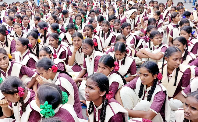 Asifabad Gurukul Hostel Students Protest At Collectorate - Sakshi