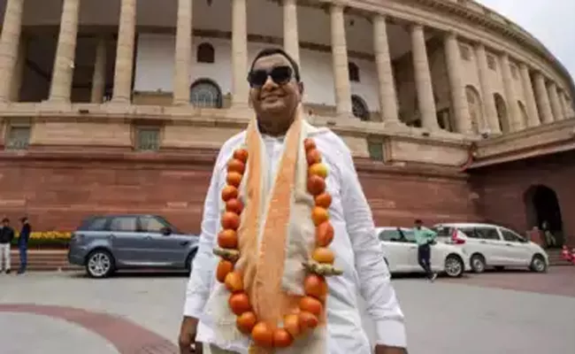 Wearing Tomato Garland AAP MP Sushil Gupta Enters Parliamen - Sakshi