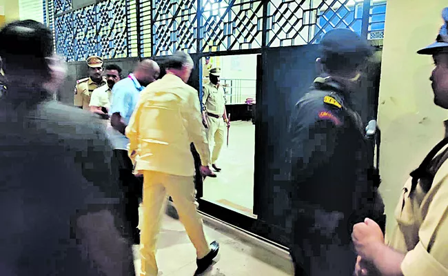 Daily routine of jail begins for Chandrababu Naidu - Sakshi