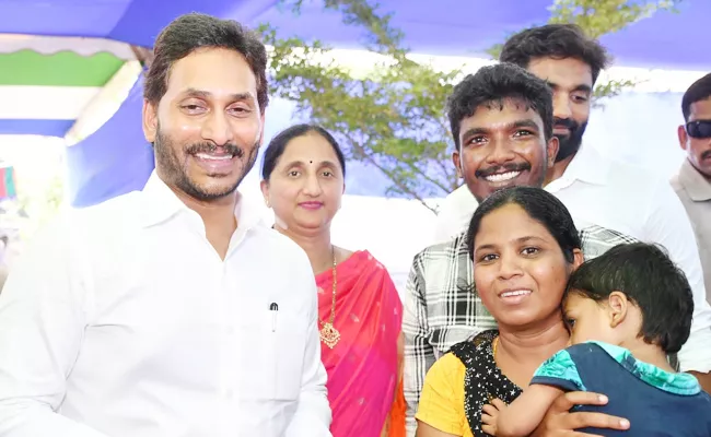 CM YS Jagan Meet Diana Santhi Family At Nidadavolu - Sakshi