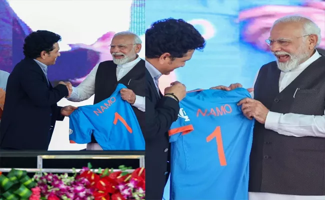 Sachin Tendulkar presents Team India jersey to PM Modi - Sakshi
