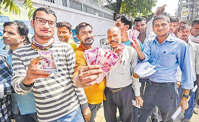 People queue up at RBI offices to exchange Rs 2,000 notes - Sakshi