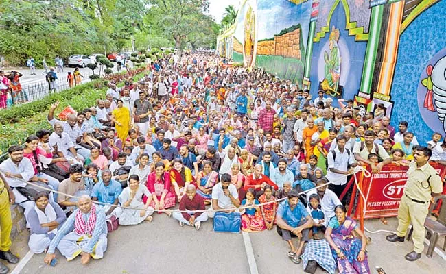 The rush of devotees in Tirumala continues even on Sunday - Sakshi