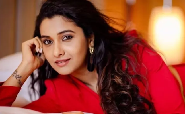 Priya Bhavani Shankar Got Chance In Ajith Vidaa Mayurchi - Sakshi