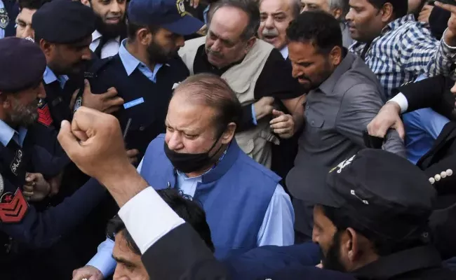 Former Pakistan Prime Minister Nawaz Sharif gets bail in corruption cases - Sakshi