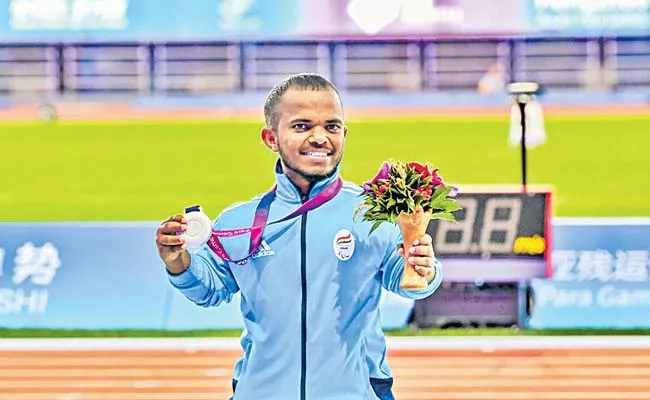 Ravi won silver medal in shot put in Asian Para Games - Sakshi