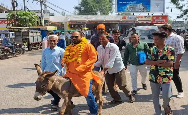 Madhya Pradesh: Independent candidate rides donkey to file nomination - Sakshi