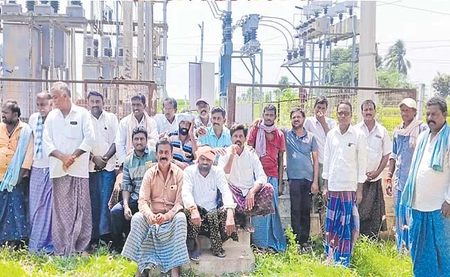 Farmers dharna in front of electricity substation - Sakshi