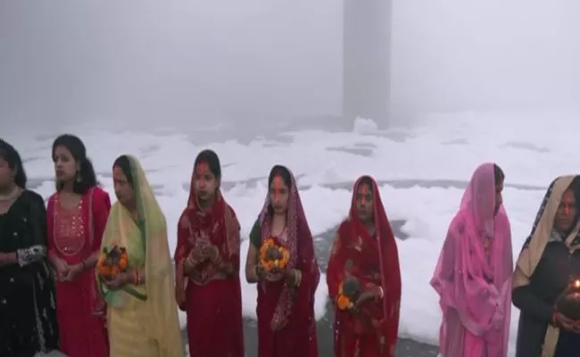 Women In Knee Deep Toxic Foam For Final Day Of Chhath Puja - Sakshi