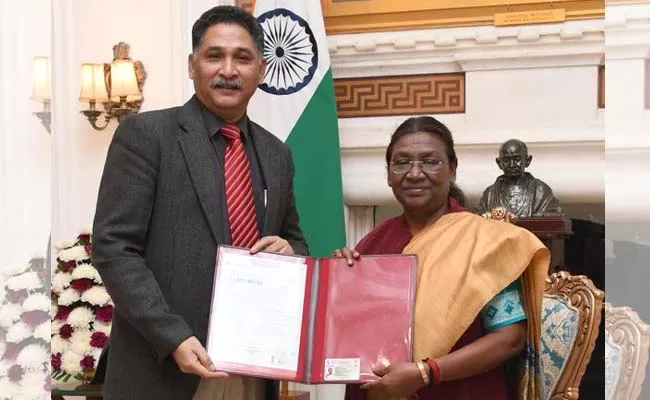 President Droupadi Murmu receives new voter ID card - Sakshi