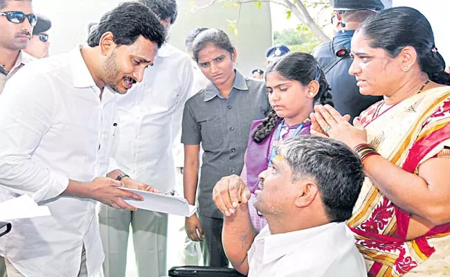 The patients told the chief minister about their problems - Sakshi