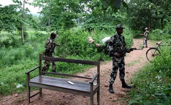 Two Naxals killed in encounter with police in Maharashtra - Sakshi