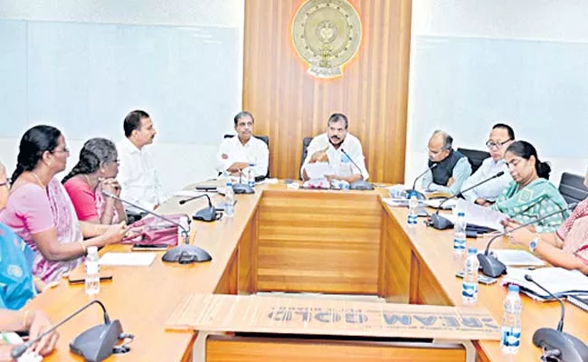 Government team with Anganwadi Union leaders - Sakshi
