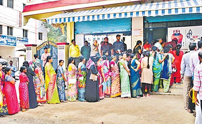 People queuing at gas agencies - Sakshi