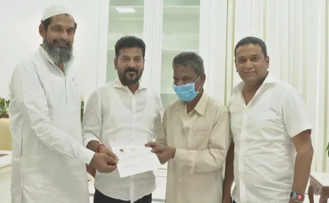 CM Revanth Handed Over Check TO Swiggy Boy Family  - Sakshi